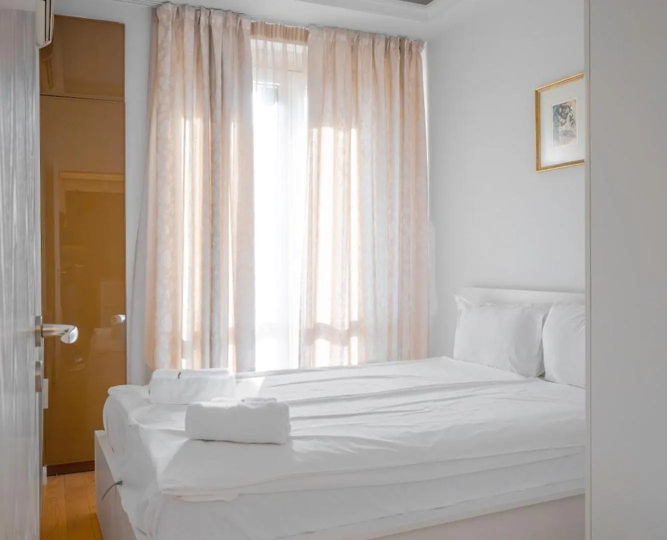Central Luxurious 2 Bd Flat Near Ndk Sofia 0*,