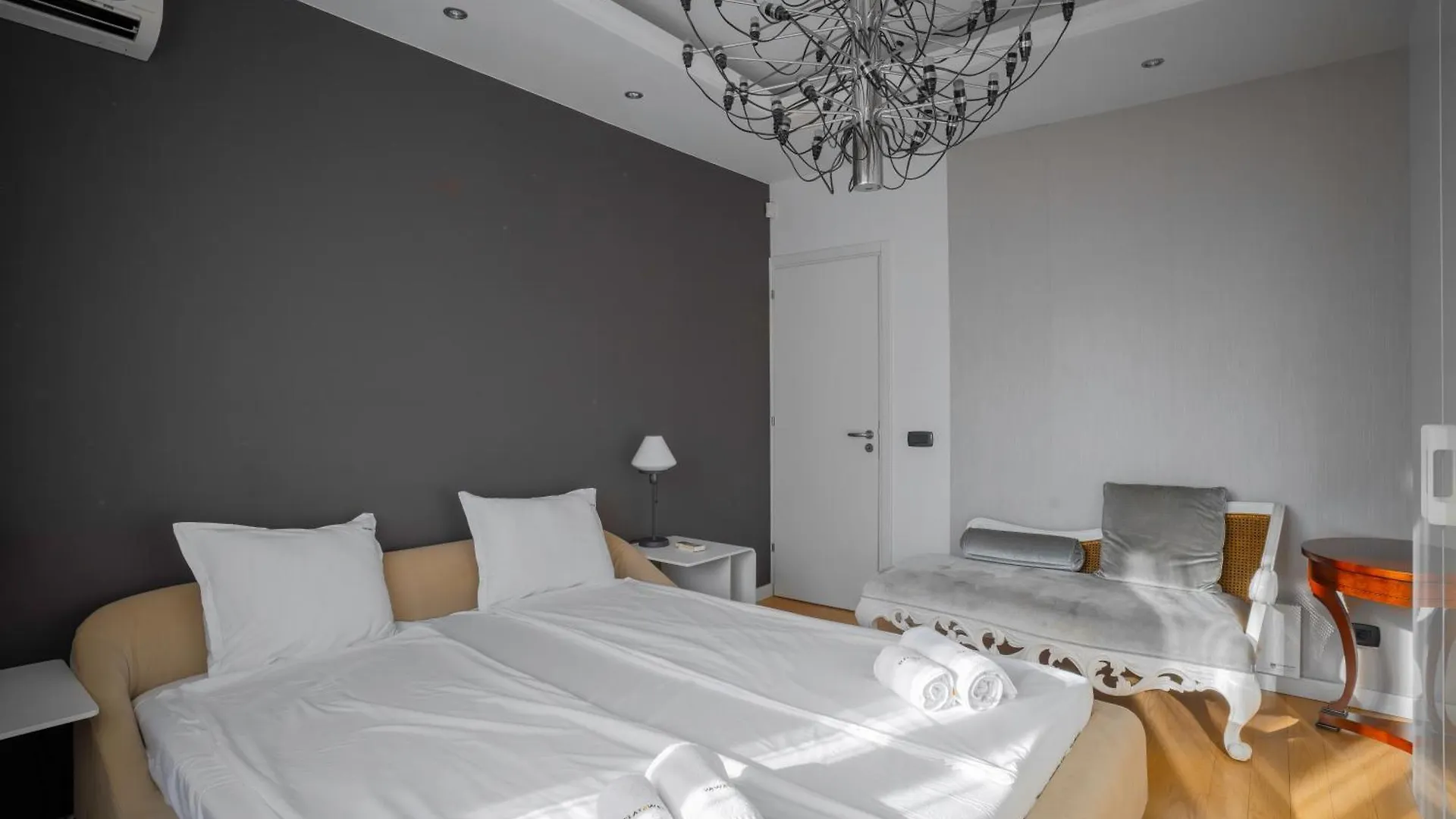 Central Luxurious 2 Bd Flat Near Ndk Sofia